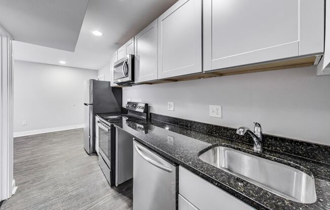 3 beds, 1 bath, $2,300, Unit Unit 17