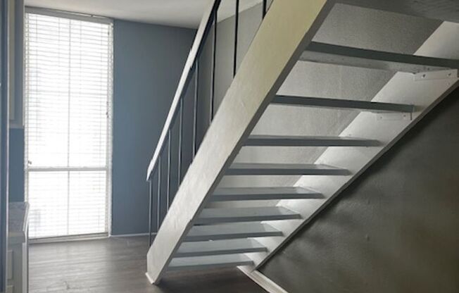 North gates of LSU on Highland near the Chimes! Gated 2br!