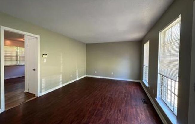 Charming Duplex for Rent- Spacious and Convenient Living!