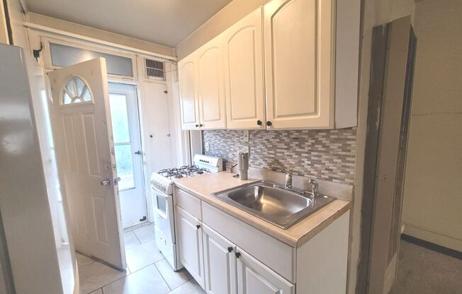 Studio, 1 bath, $700, Unit 2
