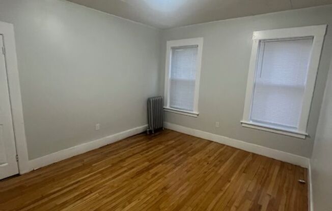 3 beds, 1 bath, $1,850, Unit 155 Belmont Unit #1L