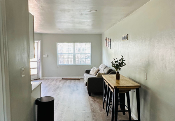 610 612 17 AVE S