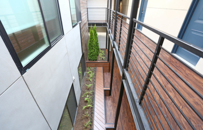 Studio, 1 bath, 400 sqft, $1,262.5, Unit 403
