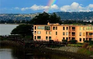 Sweet and cozy studio with a water view!