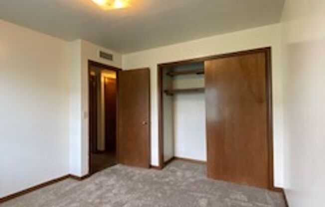 2 beds, 1 bath, $895, Unit Apt B