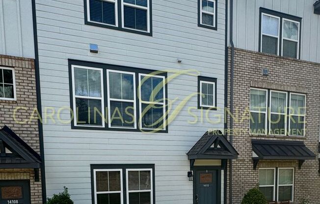 Fantastic 3BR/2.5BA Townhome located in The Elm at Stonecrest
