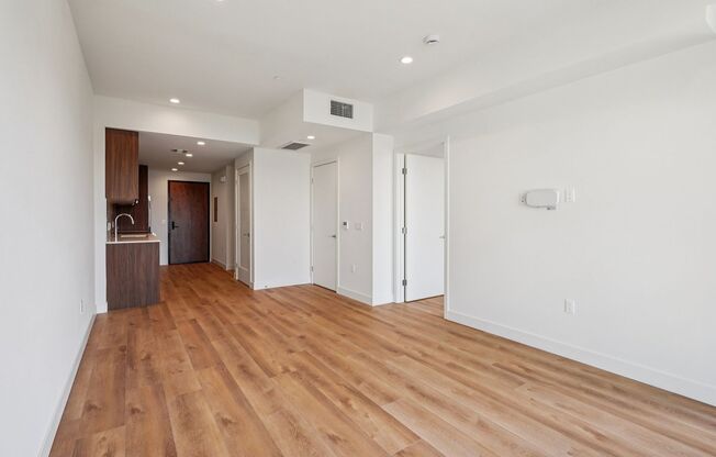 2 beds, 1 bath, 841 sqft, $3,695