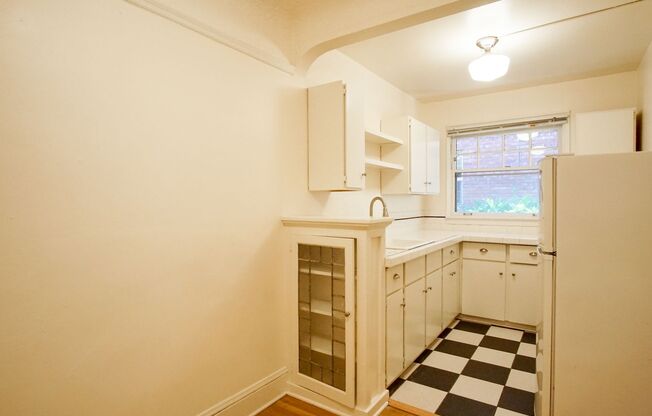 Gorgeous Corner 1-Bed with Built-ins in Coveted NW Location!