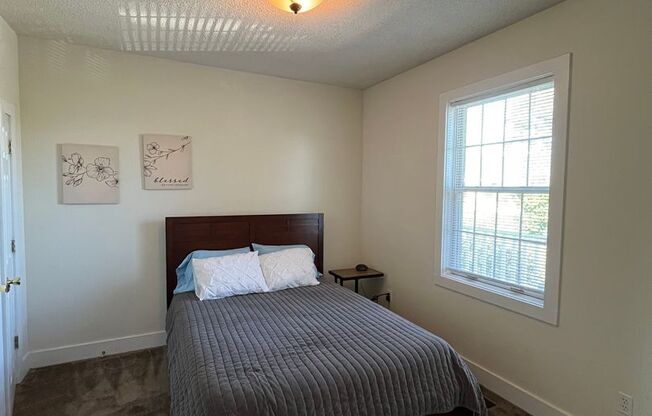 One bedroom, walking distance to Downtown!