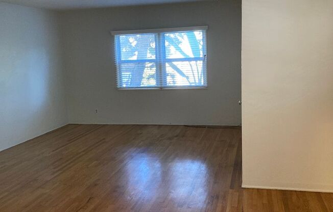 2 beds, 1 bath, $2,400, Unit 543