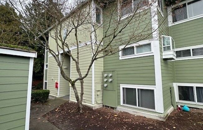 BEAUTIFULLY RENOVATED TOP FLOOR TOWNHOME CONDO WITH COVERED PARKING