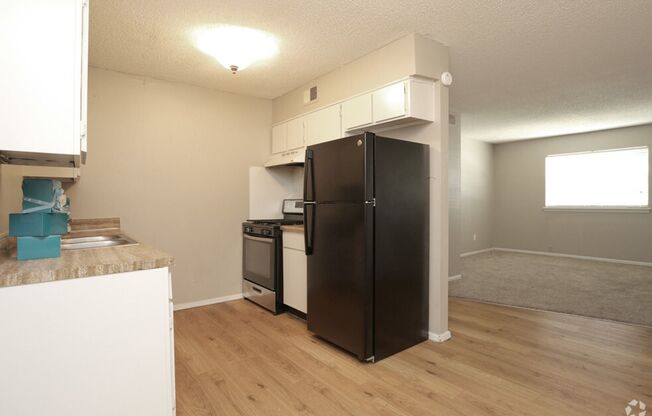 2 beds, 1.5 baths, 884 sqft, $814, Unit 240