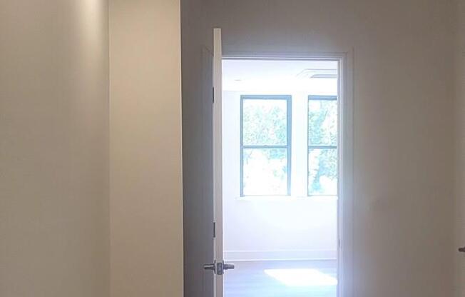1 bed, 1 bath, $5,500, Unit 4F