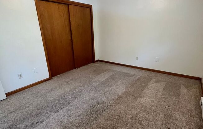 2 beds, 1 bath, 903 sqft, $1,140, Unit P-1