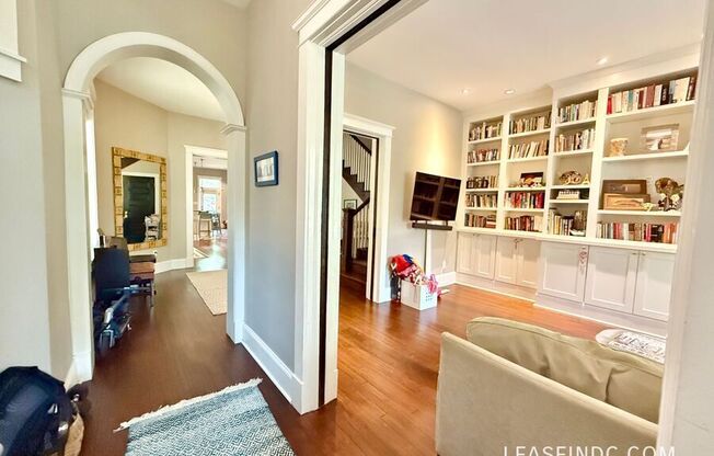 3307 18 ST NW
