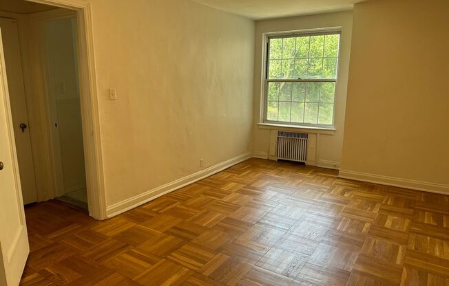 1 bed, 1 bath, 803 sqft, $1,510, Unit Royal York 304