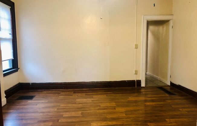 1 bed, 1 bath, 700 sqft, $850, Unit 215 Apt. A