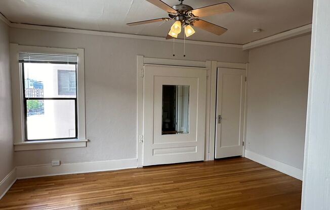 Studio, 1 bath, 290 sqft, $1,000, Unit 32