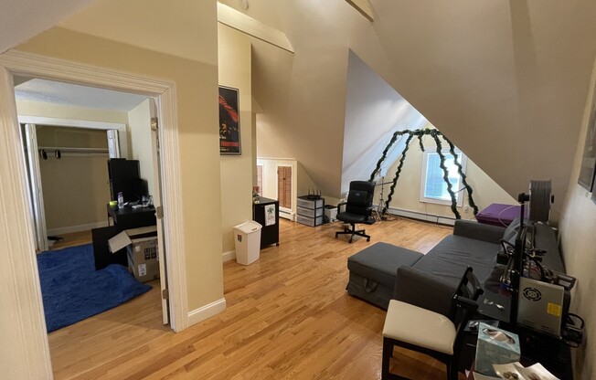 2 beds, 1 bath, $3,700, Unit 3