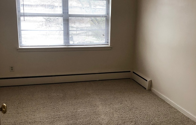 1 bed, 1 bath, 580 sqft, $595, Unit 1300-1610