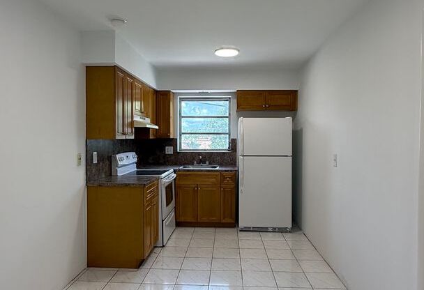 Spacious 2BR/1BA with Assigned Parking in Hollywood