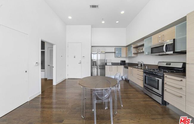 2 beds, 2 baths, 1,020 sqft, $3,200, Unit 610