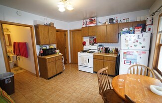 3 beds, 1 bath, $2,085, Unit 552