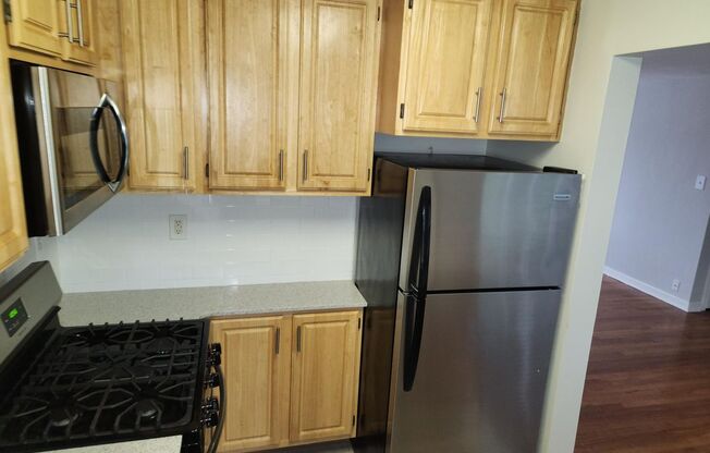 2 beds, 1 bath, 897 sqft, $2,335, Unit E-14