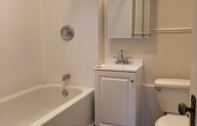 Studio, 1 bath, 320 sqft, $1,125, Unit 35