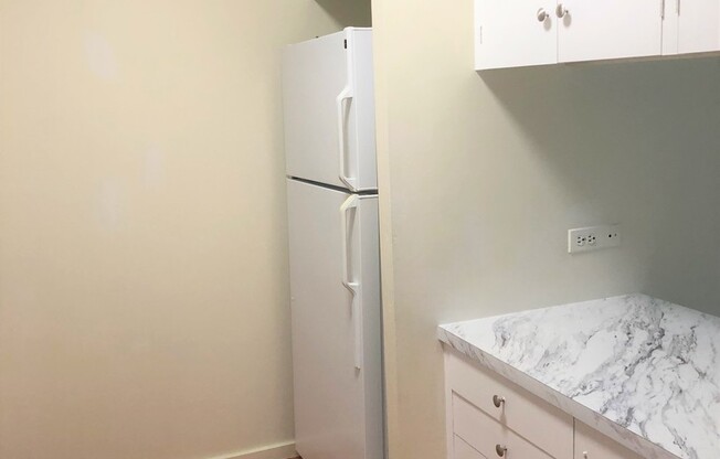 Kapiolani Towers - 2 Bedroom 1 Bath 1 Parking, Electricity Included!