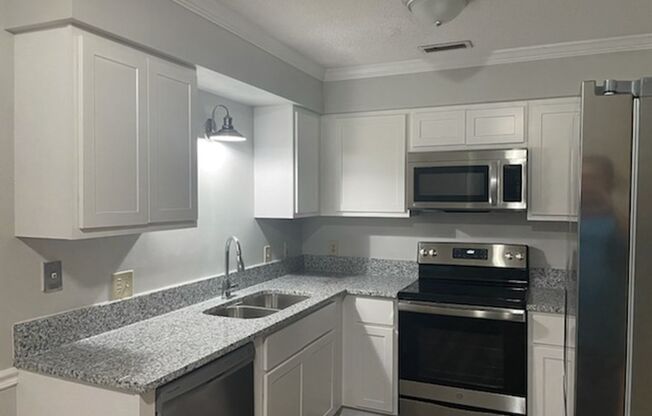 Charming 2br 1.5 near Downtown Cary! Available Now!