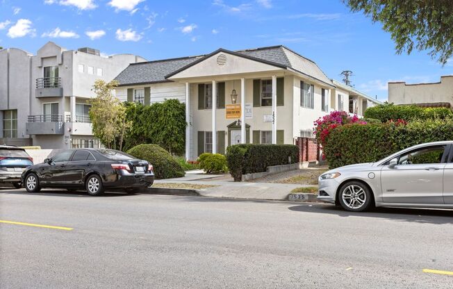 1537 Centinela Ave
