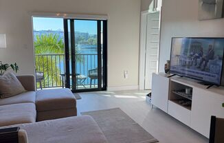 Premium Lake-View URBANA Residence Steps from Downtown Doral