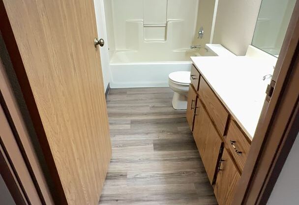 2 beds, 1 bath, 850 sqft, $879.99, Unit 911-L102