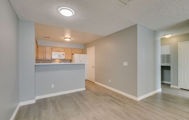 COZY 2 BEDROOMS-2 BATHROOM TOWNHOME*CLOSE TO AREA SHOPPING CENTERS-BUS LINES*
