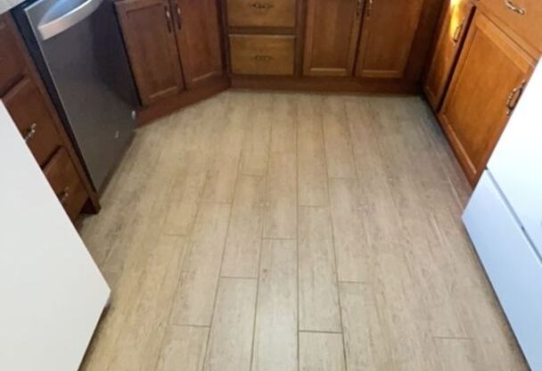 2BD/1BATH - NORTHWEST GARAGE, LANDSCAPED YARD & WASHER/DRYER HOOKUP