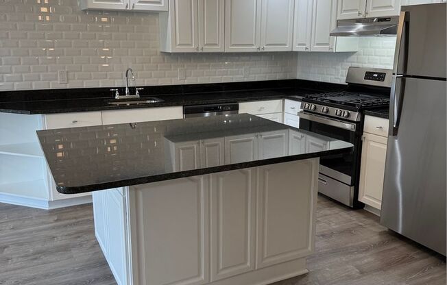 2 beds, 1 bath, 680 sqft, $2,525, Unit 23-23