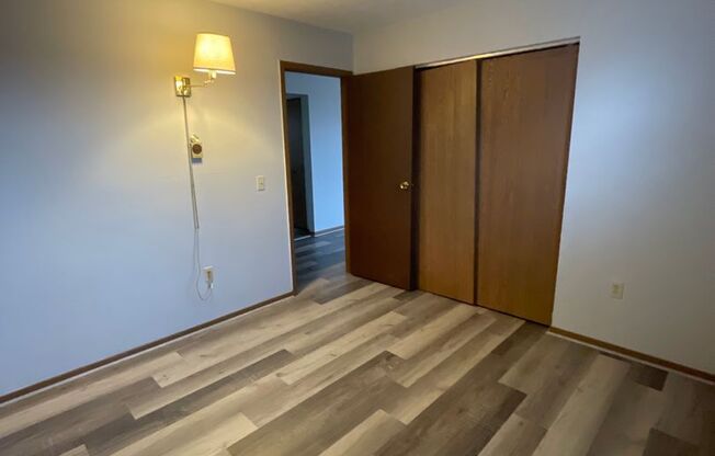 2 beds, 1 bath, $950, Unit B