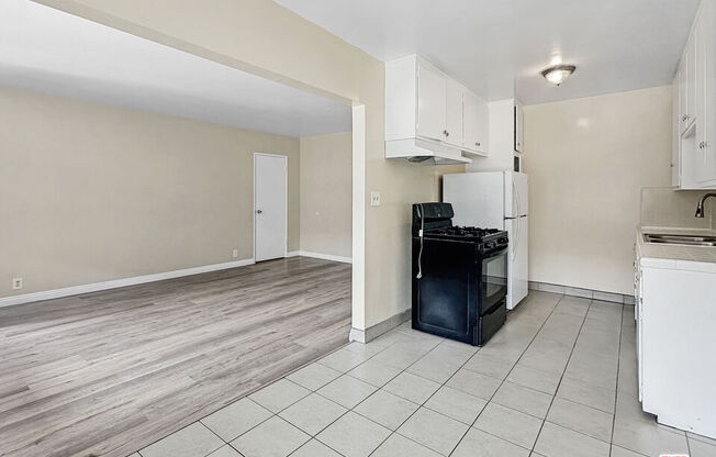 2 beds, 1 bath, $2,500, Unit 6