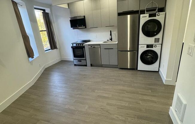 1 bed, 1 bath, $2,500, Unit 2B2