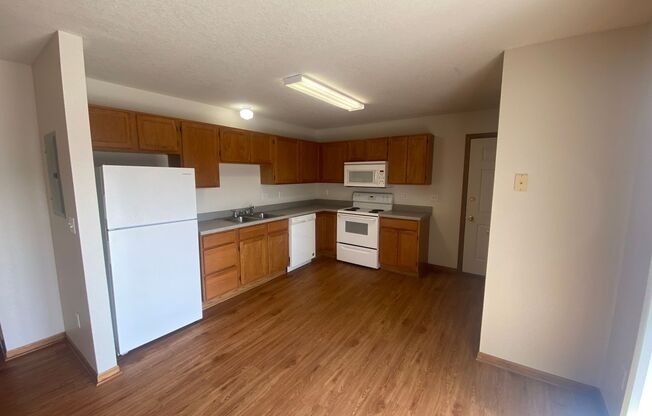 2 beds, 2 baths, 850 sqft, $985, Unit 204