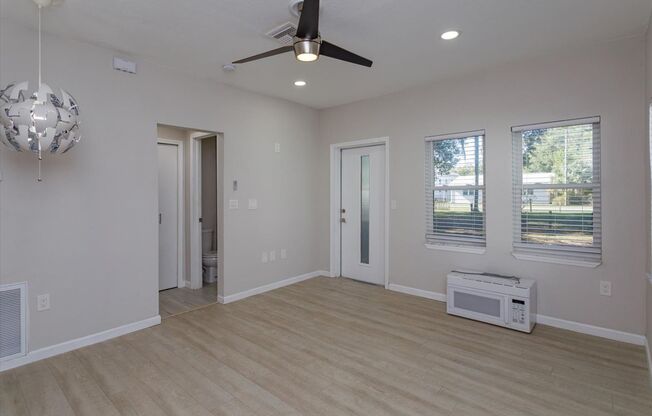 Modern Urban Oasis: Renovated 2 Bed/2 Bath Gem Near Downtown & Shopping