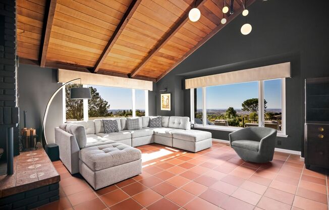 Gated 4bd Vista Home on Hilltop with Incredible Views!