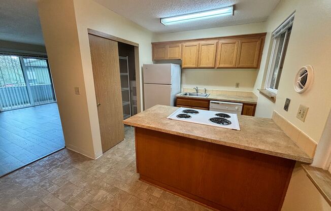 2 beds, 1 bath, 900 sqft, $1,400, Unit 6