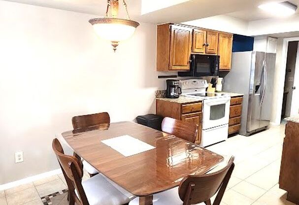 3 beds, 2 baths, $1,800, Unit # 27A