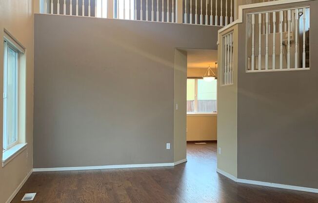 Great 3BD 2.5BA Fisher's Landing! Large Fenced Yard! Lots of  Special Features: Large Windows! Vaulted Ceilings! Bay Window!!