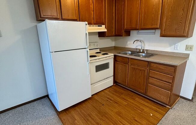 Studio, 1 bath, 360 sqft, $600, Unit 32