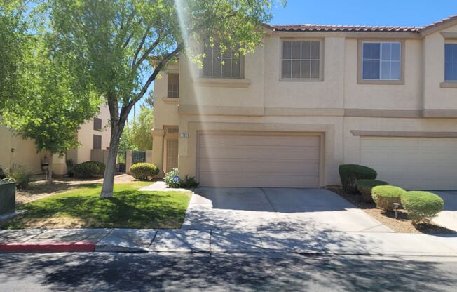 1109 Scenic Crest Dr // Seven Hills Townhome available for rent