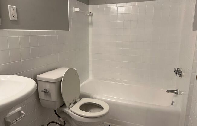 1 bed, 1 bath, 800 sqft, $1,399, Unit 600 South Highland Ave. #105