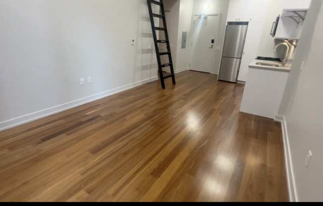 162 W HURON
